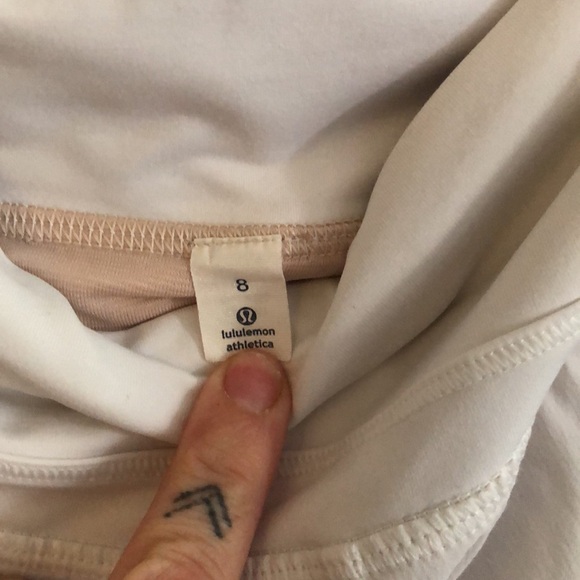 Lululemon lined shorts size 8 - Picture 2 of 3